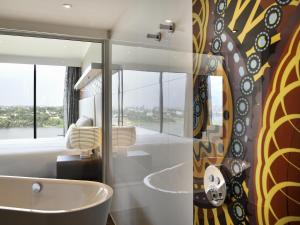 Ένα μπάνιο στο Pullman Abidjan