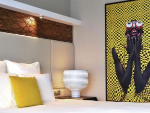 Ένα ή περισσότερα κρεβάτια σε δωμάτιο στο Pullman Abidjan +187 φωτογραφίες