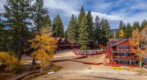 une vue aérienne d'un parc avec une aire de jeux dans l'établissement Tahoe Edgelake Beach Club, à Tahoe Vista
