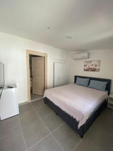 a bedroom with a bed and a tv in it at Gönül Evim in Bogazici