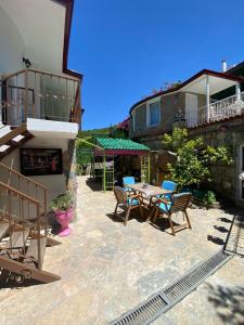 a patio with a table and chairs in front of a building at Gönül Evim in Bogazici