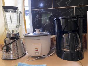 una licuadora y una cafetera en un mostrador en Los Tamarindos Posadamanabita, en Portoviejo
