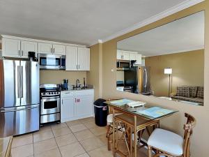 Kuchyň nebo kuchyňský kout v ubytování Harbour Beach Resort 309