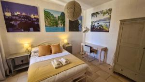 Postel nebo postele na pokoji v ubytování Sunny apartment with rooftop terrace in Victoria