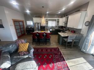 Posezení v ubytování Jackson 2 Pinedale WY Horse & Snowmobile Cottage