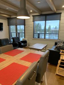 Et opholdsområde på Naava Chalet lomahuoneistot