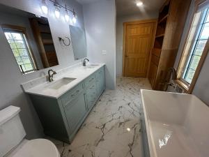 Koupelna v ubytování Jackson 2 Pinedale WY Horse & Snowmobile Cottage + 54 fotografií