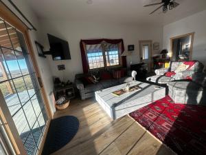 Posezení v ubytování Jackson 2 Pinedale WY Horse & Snowmobile Cottage