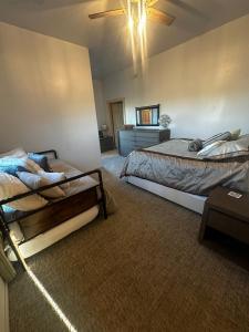 Postel nebo postele na pokoji v ubytování Jackson 2 Pinedale WY Horse & Snowmobile Cottage