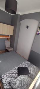 1 dormitorio pequeño con cama y techo en Centrum Kupiecka Apartment, en Zielona Góra