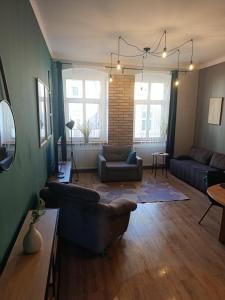 una sala de estar con un sofá y una mesa en Centrum Kupiecka Apartment, en Zielona Góra