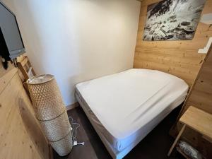 a small room with a bed and a tv at Appartement chaleureux près des pistes à Méribel - FR-1-688-100 in Mussillon