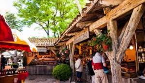 a group of people standing in front of a store at VILLA DEL RE 3 face à la piscine in La Flotte