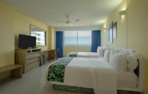 Postel nebo postele na pokoji v ubytování GHL Relax Hotel Costa Azul + 47 fotografií