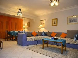 un salon avec un canapé et une table dans l'établissement Villa Sela Gem, au Caire