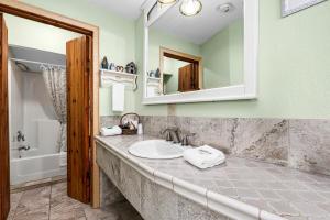 Vannituba majutusasutuses The Inn On Gitche Gumee - Anderson Deluxe Suite