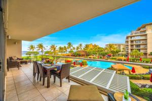 un patio extérieur avec une table et des chaises ainsi qu'une piscine dans l'établissement Honua Kai 3 Free Rental Cars KBM Resorts Ocean Front 3 Units 9 Bedrooms HK ML-1159, à Kaanapali Airport