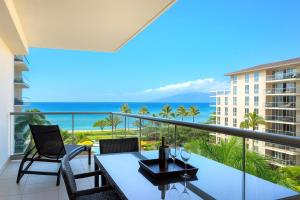 un balcon avec une table et des chaises et une vue sur l'océan dans l'établissement Honua Kai 4 Free Rental Cars KBM Resorts Extra Large Lanai 4 Units 8 Bedrooms HK ML-1287, à Kaanapali Airport
