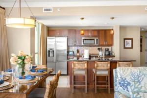 une cuisine ouverte et une salle à manger avec une table et des chaises dans l'établissement Honua Kai 4 Free Rental Cars KBM Resorts Extra Large Lanai 4 Units 8 Bedrooms HK ML-1287, à Kaanapali Airport