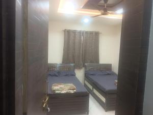 Un pat sau paturi într-o cameră la Hotel kulswamini in