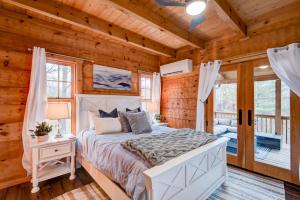 a bedroom with a bed in a log cabin at Beaver Rock Lodge in Elk Park