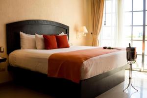 Postel nebo postele na pokoji v ubytování Posada Sian Kaan Playa del Carmen - Wellness Oriented Hotel