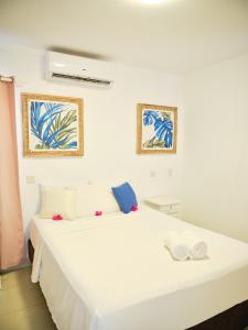 Ocean Spray Apartments في كرايست تشيرش: غرفة نوم بسريرين وصورتين على الحائط +19 صورة