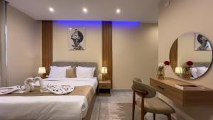 Una habitación de hotel con dos camas y un espejo. en pyramids palace view, en El Cairo