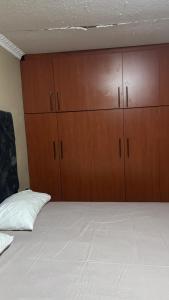 Postel nebo postele na pokoji v ubytování Makhuvha Tshilivho Luxury House