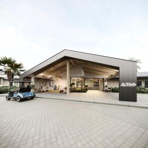 ein Auto, das auf einem Parkplatz vor einem Gebäude geparkt ist in der Unterkunft Guesthouse, Hotel at La Valle in Rancho Santa Fe