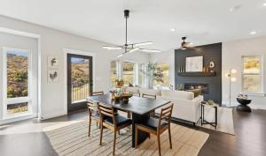 Χώρος καθιστικού στο Refined Mountain Getaway with Premium Upgrades +16 φωτογραφίες