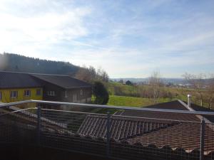 Una vista de una granja desde una casa en Rehalp Westen, en Bischofszell 9 fotos más