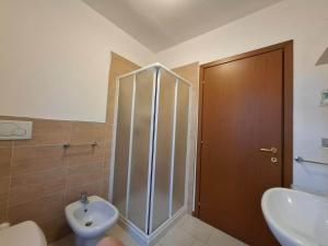une salle de bain avec douche, lavabo et toilettes dans l'établissement Casa Vacanza Ninfea, à Paratico 11 autres photos