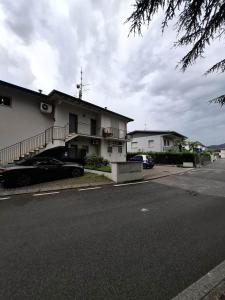 Cette maison blanche dispose d'un balcon et d'un parking. dans l'établissement Casa Vacanza Ninfea, à Paratico