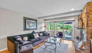 un salon avec un canapé et une table dans l'établissement Retreat with Creekside Patio Snowmass Village, à Snowmass Village