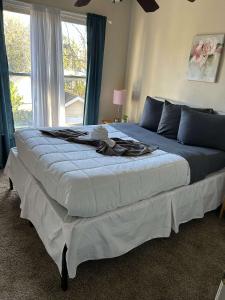 Ένα ή περισσότερα κρεβάτια σε δωμάτιο στο The Parkside Townhome Updated, Smoking Allowed