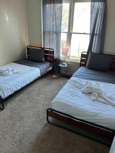 Ένα ή περισσότερα κρεβάτια σε δωμάτιο στο The Parkside Townhome Updated, Smoking Allowed +37 φωτογραφίες