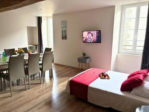 Μια τηλεόραση ή/και κέντρο ψυχαγωγίας στο Les Glaneuses Gîte Le Grand 8 centre-bourg 3 min du Puy duFou +33 φωτογραφίες