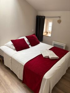 Una cama o camas en una habitación de Les Glaneuses Gîte Le Grand 8 centre-bourg 3 min du Puy duFou