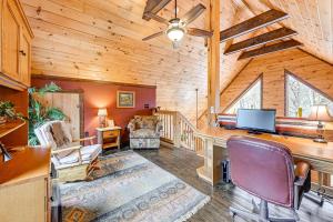 ein Wohnzimmer mit einem Schreibtisch und einem Computer in der Unterkunft Cozy Couples Getaway with Hot Tub Fox Ridge Cabin in Whittier