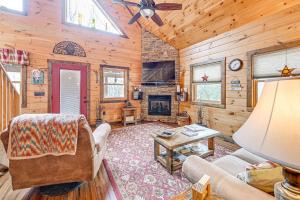 ein Wohnzimmer mit Couch und Kamin in der Unterkunft Cozy Couples Getaway with Hot Tub Fox Ridge Cabin in Whittier