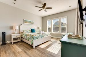 Postel nebo postele na pokoji v ubytování Beachfront Paradise with Pool on St George Island! + 37 fotografií