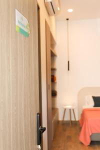 una porta verso una stanza con un letto e una stanza con un cartello di Casa del Viento 101 a Cali