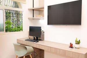 una scrivania con computer e monitor su una parete di Casa del Viento 101 a Cali