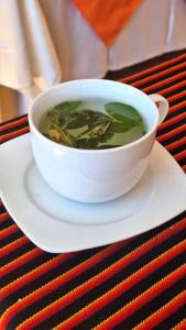una taza de té en un plato sobre una mesa en Mi Hostal Cusco, en Cusco 13 fotos más