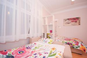 - une chambre avec 2 lits et une fenêtre dans l'établissement Apartment Mina, à Belgrade