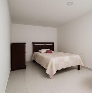 une chambre avec un lit et une commode dans l'établissement Piscina Privada, Zona parrillas, 8 min del Pueblo, Parqueadero Cubierto, à Pacho