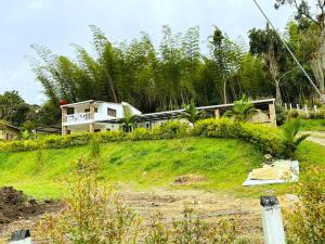 une maison au sommet d'une colline verdoyante dans l'établissement Piscina Privada, Zona parrillas, 8 min del Pueblo, Parqueadero Cubierto, à Pacho 2 autres photos