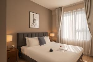 Un dormitorio con una cama con un libro encima. en Soho Residence & Apartments by Serenity Living - City Center District 1 - Premium Studios & 2-3 Bedrooms Suite, Next Bui Vien, en Ho Chi Minh 271 fotos más