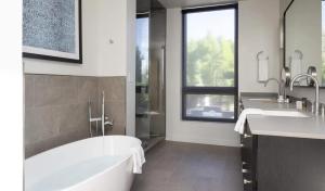 Ένα μπάνιο στο Jackson Luxury Townhome with Mountain Views